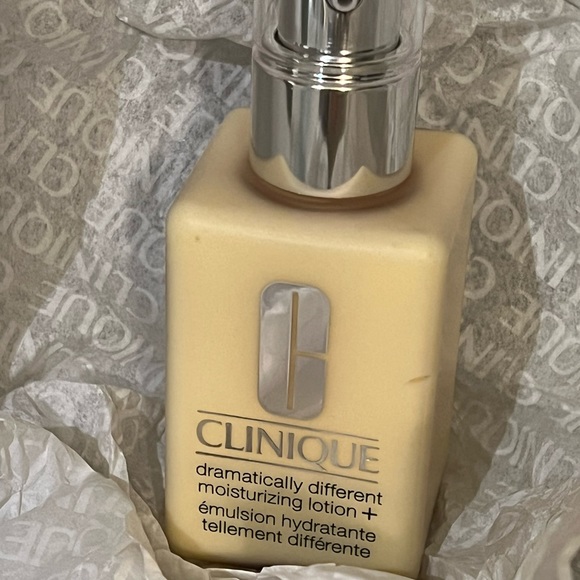 Clinique Dramatically Different Moisturizer 4.2 oz - Picture 2 of 2